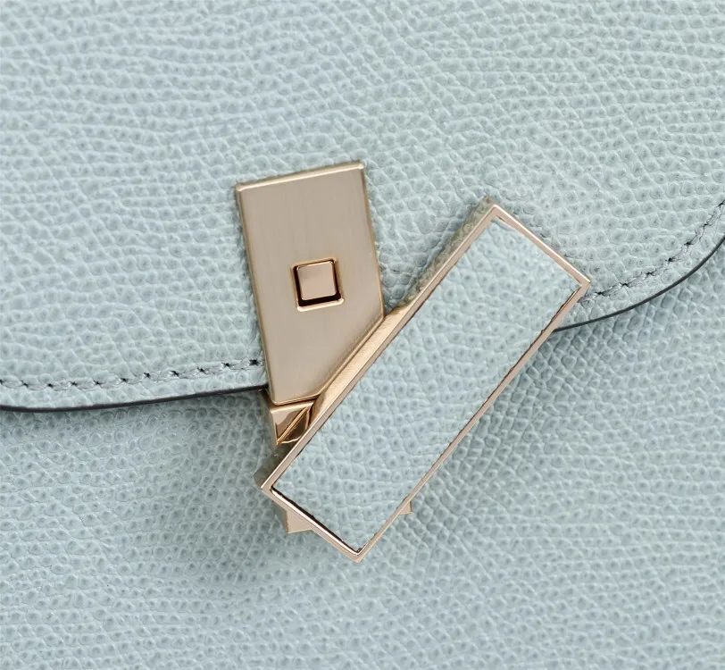 In stock👉Original medium size light blue👉Valextra Valextra Iside, known as Italian Hermès, is one of the most representative designs of Valextra. There is no obvious logo, but the simple collective line design is very recognizable, full of architectural art, and shows a capable and intellectual style. It is made of imported palm-print lining cowhide, with up to five stitches of handwork, and the shiny oil edges test the skill of the craftsman. Medium size: 26cm【6627#】